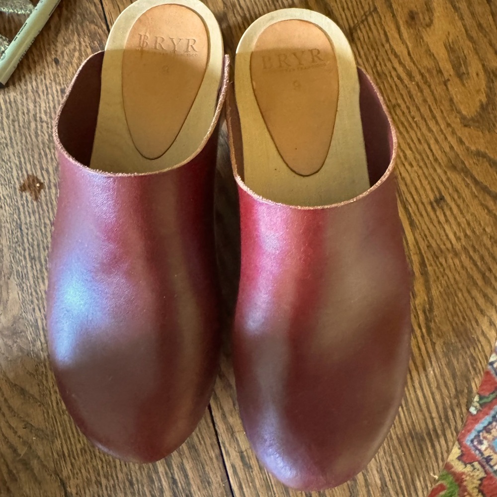Bryr Women's Red Leather Clogs
